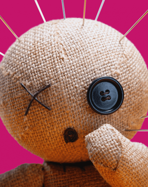 febre remitente, quando a temperatura permanece acima do normal, mas com variações superiores a 1°C durante o dia.